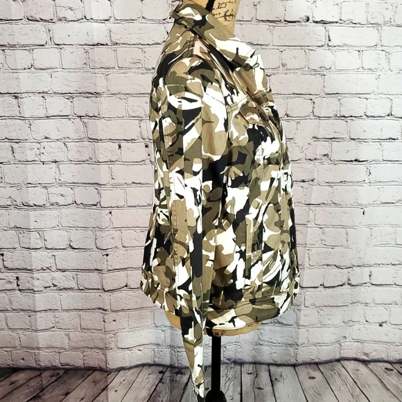 Chico's Camo Floral Print Denim-Style Jacket — Chico's Size 1 — US Size M/8 NWT - Picture 4 of 12